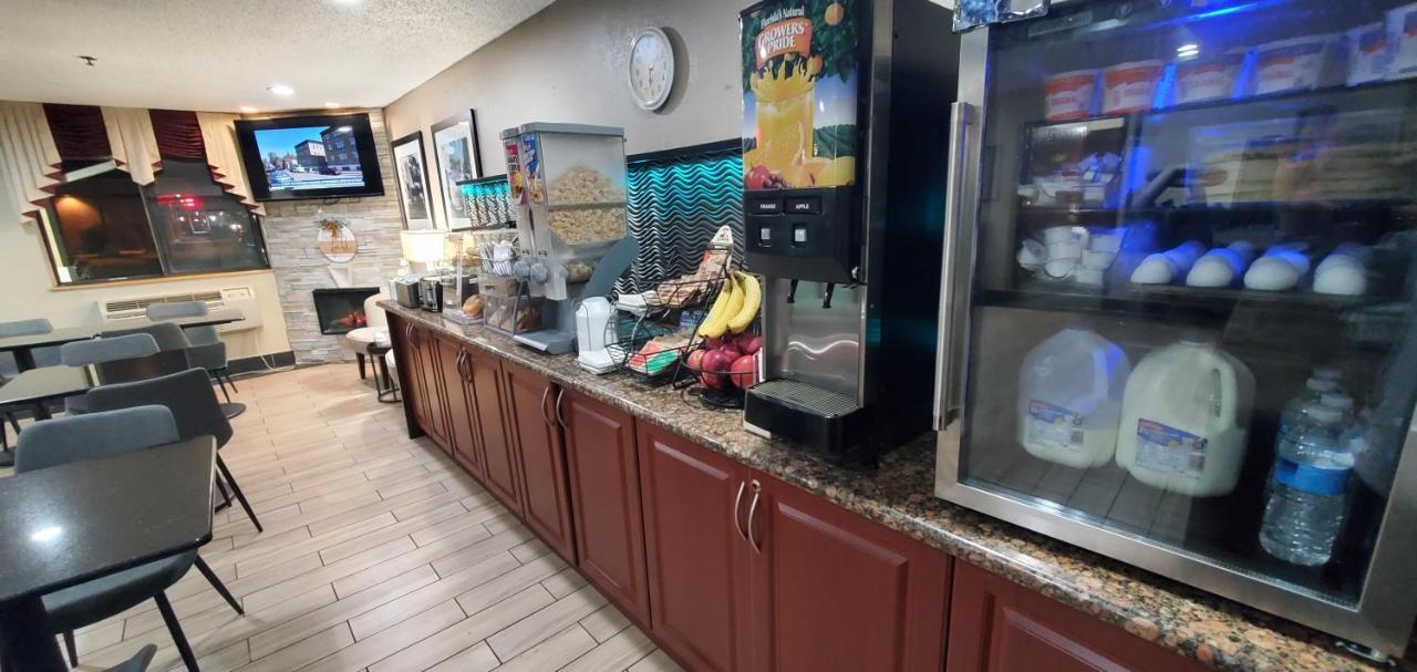 Super 8 By Wyndham Sterling Heights/detroit Area Hotel