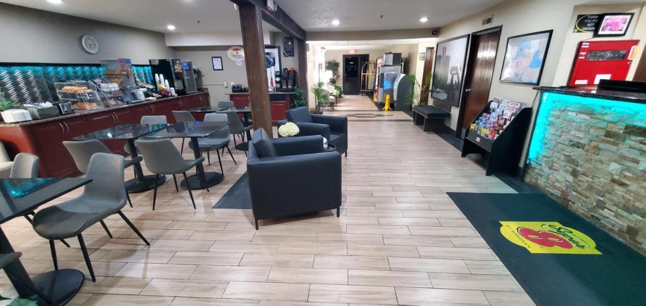 Super 8 By Wyndham Sterling Heights/detroit Area Hotel