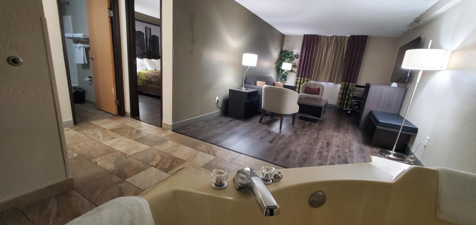 Super 8 By Wyndham Sterling Heights/detroit Area Hotel
