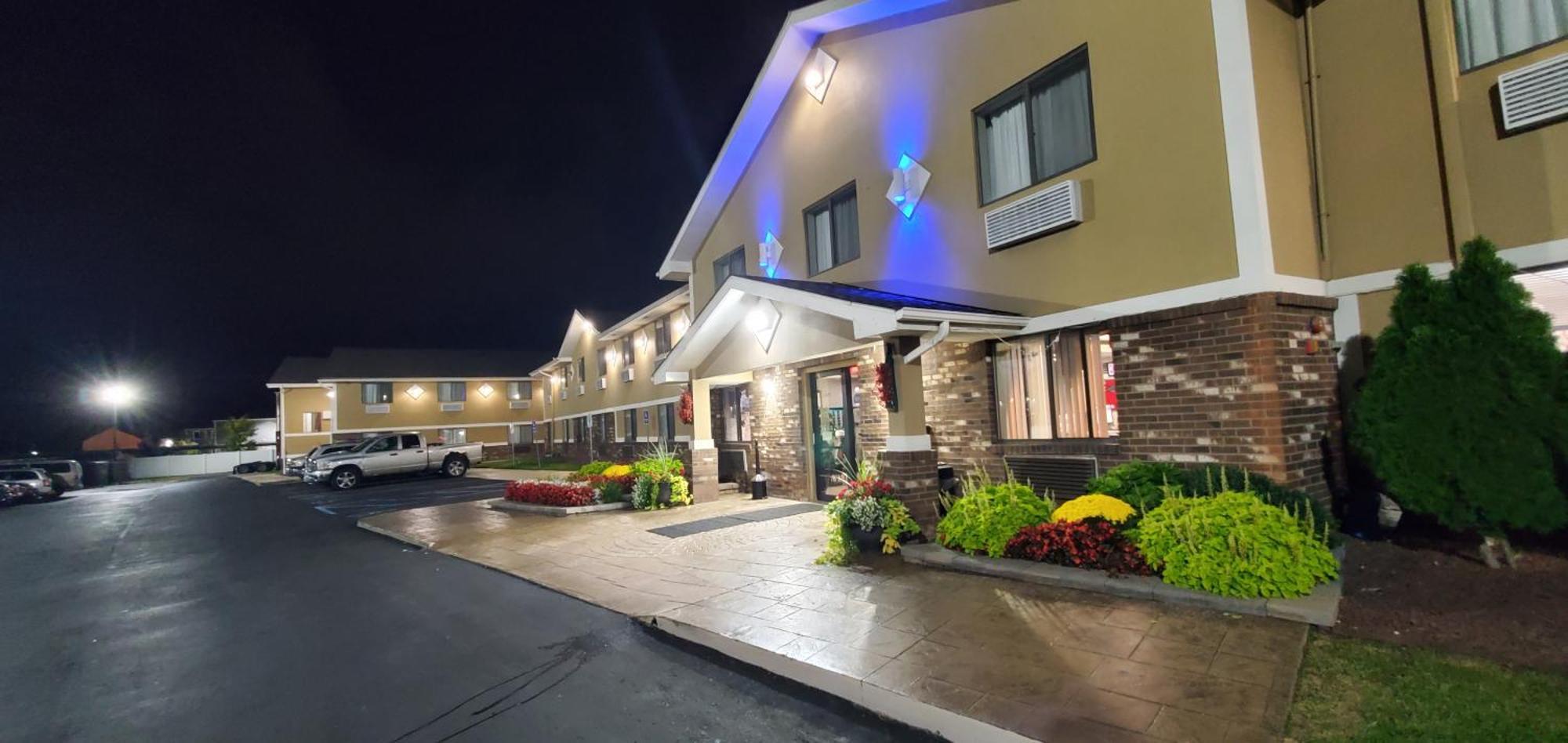 Super 8 By Wyndham Sterling Heights/detroit Area Hotel 2*