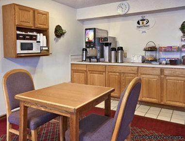 Hotel Super 8 By Wyndham Sterling Heights/detroit Area 2*