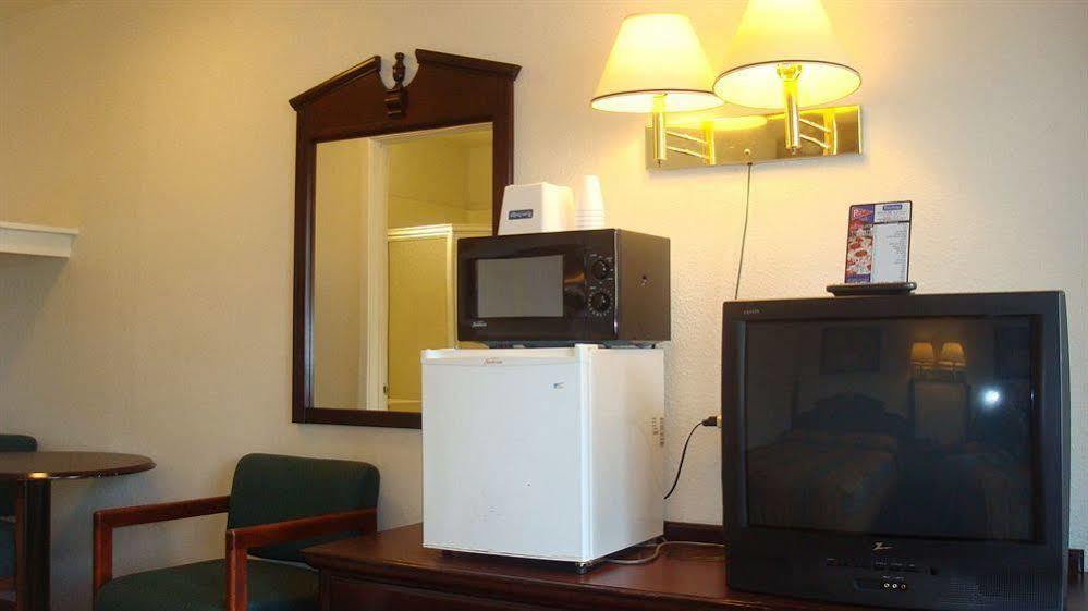 Super 8 By Wyndham Sterling Heights/detroit Area Hotel 2*