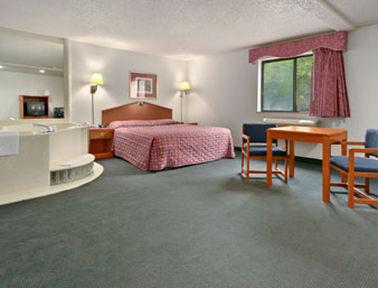 Super 8 By Wyndham Sterling Heights/detroit Area Hotel